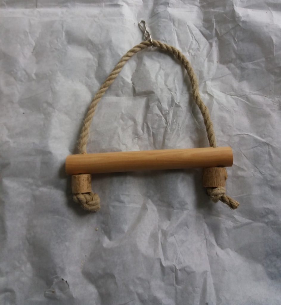 Balançoire en bois naturel et corde